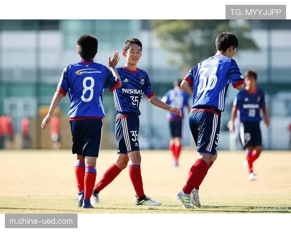 横滨水手边路推进结合斜长传 立体进攻层次分明