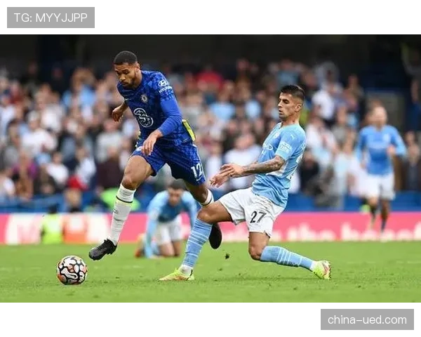 多库边路突破制造威胁但独木难支，曼城进攻端缺乏有效串联